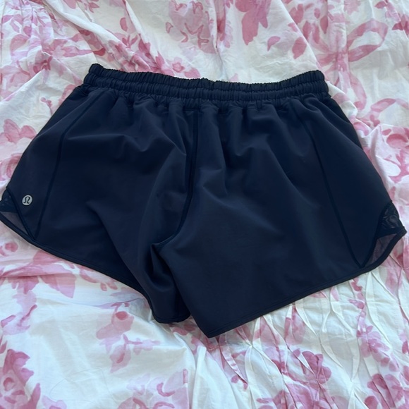 Lululemon Women’s Hotty Hot Short Low-Rise 4” Black, size 8, great condition - Picture 2 of 2